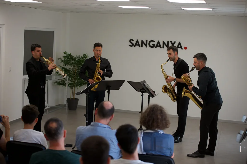 Concierto de ensemble de saxofones de Madrid Sax Academy ante el público