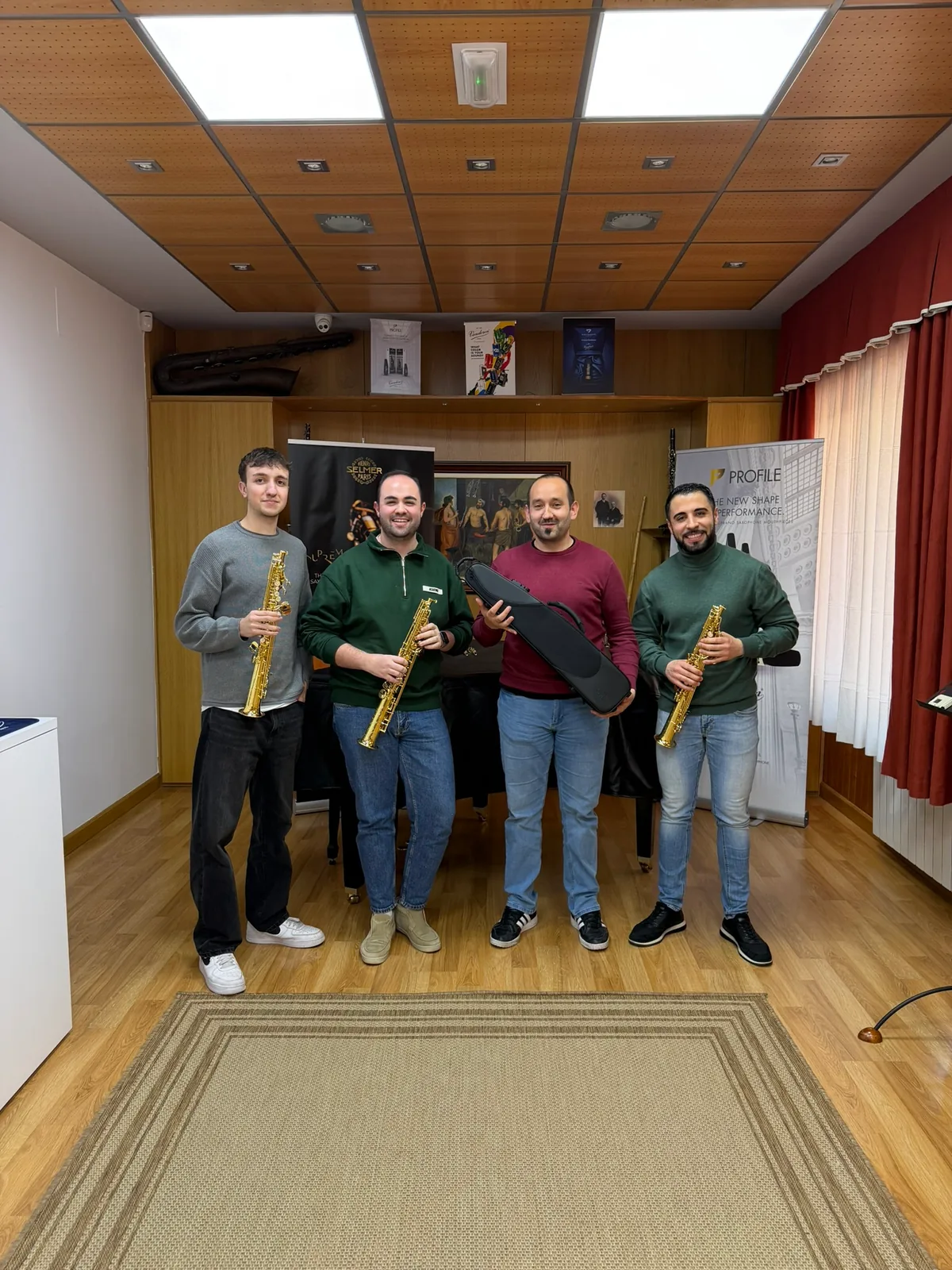 Raúl y otros músicos con saxofones soprano